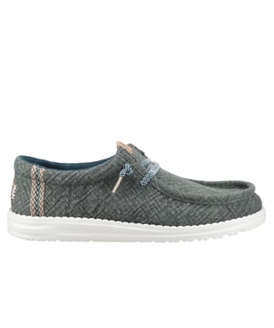Deze Hey Dude Wally Jute Schoenen bieden een natuurlijke touch aan je garderobe voor warmere weersomstandigheden. Gemaakt van 100% jute, zijn deze schoenen lichtgewicht, ademend en perfect voor avonturen in de lente en de zomer. Ontworpen met een textiele bovenkant, kurken hak en geweven verloop hielband, combineren ze moeiteloze stijl met ongeëvenaard comfort. De elastische veters en het makkelijke aan- en uittreksysteem maken ze reisvriendelijk, terwijl de uitneembare schuimzool zorgt voor demping gedurende de hele dag. Een flexibele buitenzool maakt het plaatje compleet voor comfort onderweg.
  Textiele bovenkant
  Kurken hak
  Elastische veters voor gemakkelijk aan- en uittrekken
  Reisvriendelijk ontwerp met uitneembare schuimzool
  Lichtgewicht flexibele buitenzool voor comfort de hele dag
  Hey Dude branding