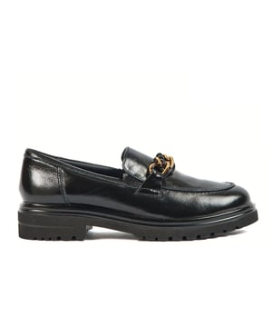 Der Tate ist eine mutige Neuinterpretation des klassischen Slippers. Gefertigt aus hochwertigem schwarzem Leder, besticht er durch eine auffällige Schnalle aus goldfarbenem Metallkette und eine chunky, aber dennoch leichte EVA-Sohle für einen modernen Akzent. Der gepolsterte Schaftrand sorgt für zusätzlichen Komfort und macht ihn perfekt für den ganztägigen Tragekomfort. Ob in Kombination mit maßgeschneiderten Hosen oder einem lässigen Kleid, der Tate bringt mühelosen Stil in jeden Look.- Obermaterial aus Premiumleder- Slip-On-Design- Schnalle aus goldfarbenem Metallkette- Gepolsterter Schaftrand- Leichte EVA-Sohle- Pod-Branding