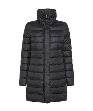 Een stijlklassieker van Peuterey, geüpdatet voor het nieuwe seizoen. Een passe-partout voor winterlooks, dat bij veel combinaties en gelegenheden gedragen kan worden! Lange slim-fit gewatteerde jas met een halfmatte uitstraling.