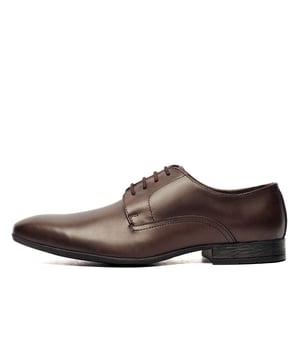 Catesby England was founded in 1970 with a vision and dedication focused on quality, craftsmanship, and a fine attention to detail. From its modest beginnings in a countryside workshop, Catesby England grew into a name synonymous with classic English footwear, blending heritage with modern craftsmanship, manufactured from the finest leathers to ensure durability, comfort, and effortless style.
The Catesby Cottingham is a sophisticated and stylish shoe that can be worn both casually and formally. These timeless mens shoes boast sleek styling that fuses a premium leather upper with clean lines and a classic silhouette. These Catesby Cottingham shoes offer a stylish and sophisticated design that would be a perfect new addition to your footwear collection.

- Premium leather upper
- 4 hole lace up closure
- Cushioned insole
- Slim durable outsole
- Raised heel
- Catesby England branding