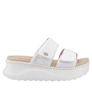 Ervaar ultiem comfort en stijl met deze Hey Dude Delray Slides, waar ultiem comfort samenkomt met opvallend ontwerp. Met verstelbare banden voor een op maat gemaakte pasvorm en een luchtig platform voor de hele dag draagcomfort, combineert deze slipper praktische ondersteuning met chique esthetiek. De stiksteek details en oogjesaccenten voegen een unieke flair toe, terwijl de contoured EVA binnenzool zorgt voor comfort en ademend vermogen bij elke stap.
  Textiel bovenwerk voor een lichtgewicht, ademend gevoel
  Verstelbare klittenbandsluiting voor een veilige, persoonlijke pasvorm
  Zachte textielen voering voor extra comfort
  Contoured EVA binnenzool voor verbeterde demping en luchtstroom
  Hey Dude branding