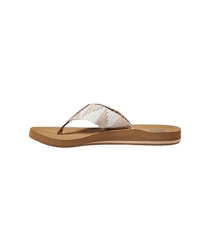 Entdecke den perfekten Begleiter für sonnige Tage am Strand mit den Reef Damen Zehentrenner Sandalen. Diese Slipper vereinen Komfort, Funktionalität und Stil auf einzigartige Weise. Mit einer flachen Absatzform und einer schmalen Schuhweite bieten sie eine optimale Passform und ein angenehmes Tragegefühl für den ganzen Tag. Das wasserfreundliche Design macht sie ideal für Strandabenteuer und Poolpartys, während ihre leichte, aber dennoch stabile Konstruktion eine zuverlässige Unterstützung bietet. Egal, ob du am Strand spazieren gehst, im Sand Volleyball spielst oder einfach nur die Sonne genießt, diese Sandalen sind der perfekte Begleiter für deine Sommeraktivitäten. Stilvoll und funktional zugleich – mit den Reef Damen Zehentrenner Sandalen bist du bereit für alles, was der Sommer zu bieten hat.