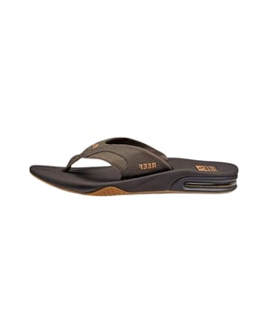Die Reef Herren Zehentrenner Sandalen sind mehr als nur Schuhe – sie sind dein perfekter Begleiter für sonnige Tage am Strand oder am Pool. Mit ihrem innovativen Design vereinen sie Komfort, Funktionalität und Stil auf einzigartige Weise. Diese Slipper verfügen über eine flache Absatzform und eine schmale Schuhweite, die eine optimale Passform und ein angenehmes Tragegefühl bieten. Ihr wasserfreundliches Design macht sie ideal für alle Wasserabenteuer, während ihre leichte, aber dennoch stabile Konstruktion für Zuverlässigkeit sorgt. Das integrierte Flaschenöffner im Fußbett ist das Highlight dieser Sandalen und macht sie zu einem unverzichtbaren Accessoire für Sommerpartys und entspannte Stunden am Strand. Egal, ob du einen kühlen Drink öffnen möchtest oder einfach nur die Sonne genießt – mit den Reef Herren Zehentrenner Sandalen bist du immer bestens ausgestattet.