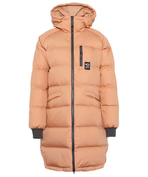 De outdoormantel 'RONGVE' van Kari Traa voor dames biedt optimale bescherming en comfort. Voorzien van een capuchon en een windflap houdt hij wind en weer buiten. De 2-wegs rits en de ribgebreide boorden zorgen voor flexibiliteit en een goede pasvorm. Zijzakken en een borstzak bieden praktische opbergruimte. De mantel is warm gevoerd en heeft stiknaden die voor extra warmte zorgen. Een logo-patch completeert het ontwerp en geeft de mantel een sportieve uitstraling.