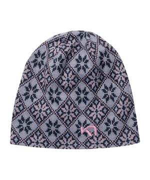 De 'Rose' muts van Kari Traa voor dames valt op door zijn jacquard breiwerk en het nordische patroon. Het zeer elastische materiaal past zich aan elke hoofdvorm aan. Hij is warm, comfortabel en knus, ideaal voor koude dagen. Een subtiele labelborduring geeft een stijlvolle accent. De muts voorkomt koude oren in het donkere seizoen en neemt minder snel geuren aan. Perfect voor iedereen die functionaliteit en stijl waardeert.