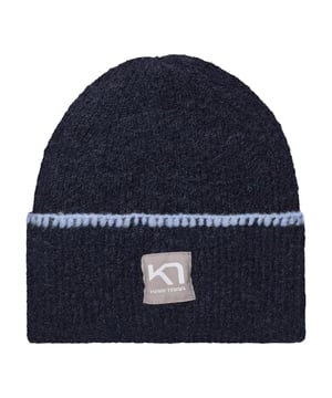 De muts 'Rothe' van Kari Traa voor dames is een stijlvolle gebreide muts in beanie-design. De ribbelstructuur en de omslag geven het een klassieke uitstraling. Een label-patch voegt een subtiele accent toe. De muts is rekbaar en past zich perfect aan elke hoofsvorm aan. Dankzij de eenheidsmaat is hij voor iedereen geschikt. Perfect voor koude dagen en modieuze outfits.