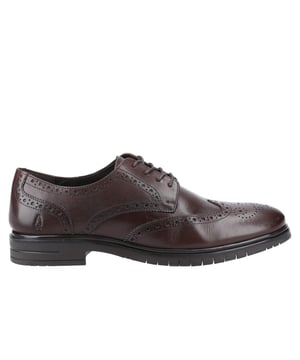 Heren klassieke vetersluiting, wing-tip, leren Oxford Brogue schoen van Hush Puppies; de Santiago is gemaakt van leer en heeft een zachte memory foam leren binnenzool. De lichtgewicht, flexibele zool maakt dit de perfecte chique schoen voor de hele dag.