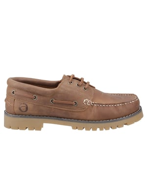 De Cotswold Inglecote Shoes nemen de klassieke bootshoe en geven het een robuuste plattelandsrand. Door een traditionele leren bovenkant te combineren met een chunky, moderne zool, bieden deze schoenen een gedurfde kijk op een tijdloos silhouet. De veterdetail aan de voorkant houdt de look authentiek, terwijl de robuuste zool duurzaamheid en grip biedt, perfect voor zowel ontspannen uitjes als avonturen buiten de gebaande paden. Een frisse, maar toch bekende stijl, Inglecote is de perfecte aanvulling voor elke casual garderobe.
  Leren bovenkant voor een tijdloze uitstraling
  Chunky zool voor extra grip en duurzaamheid
  Veterdetail voor een klassieke afwerking
  Een moderne twist op een plattelandsbasis
  Ideaal voor dagelijks casual gebruik of weekenduitjes