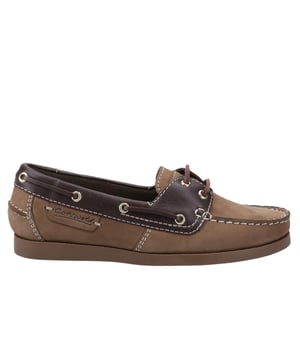 De Cotswold Waterlane is een tijdloze interpretatie van de traditionele boot-schoen, waarbij klassiek design wordt gecombineerd met modern comfort. Gemaakt van een zacht leren bovenwerk en gedetailleerde stiksels, biedt het een verfijnde maar ontspannen uitstraling die perfect is voor relaxte dagen of smart-casual gelegenheden. Het twee-lacesysteem zorgt voor een stevige, veilige pasvorm, terwijl de memory foam voetbed elke stap dempt bij elk gebruik. Afgewerkt met een duurzame rubberen buitenzool voor extra grip en levensduur, is de Waterlane jouw perfecte schoen voor moeiteloze, kust geïnspireerde stijl.
- Comfortabel zacht klassiek leren bovenwerk
- Memory foam voetbed
- Fijne stikdetails
- Twee-lacesysteem
- Duurzame rubberen buitenzool
- Cotswold branding