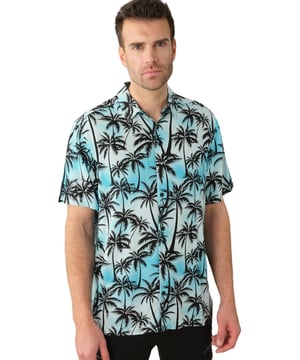 Duik in stijlvolle eenvoud met het korte mouw herenhemd van Deeluxe. Dit gemusterde hemd combineert moderne stijl met een klassieke Kent-kraag, die elk outfit een frisse uitstraling geeft. Gemaakt van hoogwaardige materialen, garandeert het een hoog draagcomfort en een aangename pasvorm, perfect voor warme dagen. Het opvallende patroon maakt modieuze accenten en maakt dit hemd tot een echte blikvanger. Of het nu op kantoor is, in de vrije tijd of bij speciale gelegenheden – dit hemd is altijd de juiste keuze. Beleef de perfecte combinatie van comfort en stijl met Deeluxe.