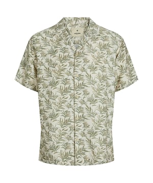 Dieses stilvolle Kurzarmhemd von Jack & Jones ist der perfekte Begleiter für entspannte Sommertage. Der Resort-Kragen und die durchgehende Knopfleiste verleihen ihm eine lässige Eleganz.  Gefertigt aus hochwertigem Twill-Gewebe bietet es hohen Tragekomfort und eine angenehme Haptik. Die lockere Passform sorgt für optimale Bewegungsfreiheit und ein luftiges Tragegefühl.  Das minimalistische Design ohne Brusttasche unterstreicht den modernen Strand-Style. Ein vielseitiges Must-have für alle, die Stil und Komfort schätzen.