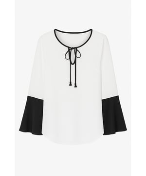 Top crudo con detalle en contraste, mangas largas acampanadas y cierre de lazo en forma de cerradura de Conquista Fashion