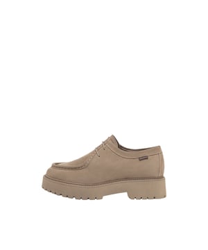Ontdek de nieuwe, modieuze damesveterschoenen van Nero Giardini, die opvallen door hun stijlvolle mocassin-stiksel. De zachte achterkap en de gepolsterde binnenzool zorgen voor optimaal draagcomfort. De stabiele blokhak van 4 cm en de slipvaste loopzool bieden veiligheid en stabiliteit. Deze veterschoenen zijn de perfecte keuze voor modebewuste dames. Gemaakt van hoogwaardige materialen en Made in Italy, geven ze elk outfit een bijzondere flair. Grijp nu je kans en ervaar Italiaanse ambachtelijkheid in perfectie.