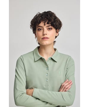 Dieses schmal geschnittene, langärmlige Poloshirt umschmeichelt die Silhouette und hat dank seiner Zusammensetzung aus Baumwolle und Elasthan eine anschmiegsame Passform. Die Knopfleiste mit fünf Knöpfen auf der Vorderseite, ein gestrickter Kragen sowie kleine Seitenschlitze sorgen für einen bequemen, schmeichelhaften Sitz. Details wie das farblich abgestimmte Nahtband und die exklusive, in dem ikonischen Rigby Go Logo inspirierte Rigby Best Stickerei auf der Brust verleihen ihm einen stilvollen Charakter.