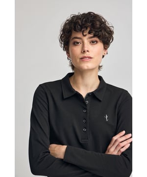 Dieses schmal geschnittene, langärmlige Poloshirt umschmeichelt die Silhouette und hat dank seiner Zusammensetzung aus Baumwolle und Elasthan eine anschmiegsame Passform. Die Knopfleiste mit fünf Knöpfen auf der Vorderseite, ein gestrickter Kragen sowie kleine Seitenschlitze sorgen für einen bequemen, schmeichelhaften Sitz. Details wie das farblich abgestimmte Nahtband und die exklusive, in dem ikonischen Rigby Go Logo inspirierte Rigby Best Stickerei auf der Brust verleihen ihm einen stilvollen Charakter.
