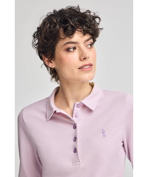 Dieses schmal geschnittene, langärmlige Poloshirt umschmeichelt die Silhouette und hat dank seiner Zusammensetzung aus Baumwolle und Elasthan eine anschmiegsame Passform. Die Knopfleiste mit fünf Knöpfen auf der Vorderseite, ein gestrickter Kragen sowie kleine Seitenschlitze sorgen für einen bequemen, schmeichelhaften Sitz. Details wie das farblich abgestimmte Nahtband und die exklusive, in dem ikonischen Rigby Go Logo inspirierte Rigby Best Stickerei auf der Brust verleihen ihm einen stilvollen Charakter.