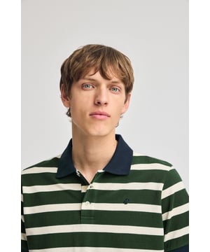 Das Poloshirt Genova bietet die perfekte Kombination aus Stil und Komfort. Es hat ein zeitloses Streifendesign und ist aus Baumwollpiqué gefertigt, das angenehm kühl und geschmeidig ist. Der gerippte Kragen mit Dreiknopfleiste und Steg auf der Rückseite sorgt für eine tadellose Struktur, während kontrastierende Details an den Ärmeln und am Kragen einen besonderen Akzent setzen. Ein gesticktes Monogramm auf der Brust rundet das Design ab und macht es zu einem vielseitigen und raffinierten Kleidungsstück.