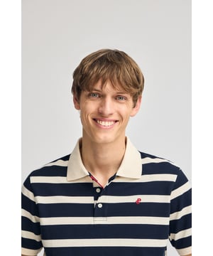 Das Poloshirt Genova bietet die perfekte Kombination aus Stil und Komfort. Es hat ein zeitloses Streifendesign und ist aus Baumwollpiqué gefertigt, das angenehm kühl und geschmeidig ist. Der gerippte Kragen mit Dreiknopfleiste und Steg auf der Rückseite sorgt für eine tadellose Struktur, während kontrastierende Details an den Ärmeln und am Kragen einen besonderen Akzent setzen. Ein gesticktes Monogramm auf der Brust rundet das Design ab und macht es zu einem vielseitigen und raffinierten Kleidungsstück.