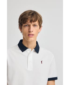 Das Poloshirt Dareh ist die perfekte Kombination aus Komfort und Eleganz. Sein Baumwollpiqué-Gewebe ist angenehm atmungsaktiv und geschmeidig, während kontrastierende Details an Kragen und Ärmeln das Design aufpeppen. Die ikonische Rigby Go Stickerei auf der Brust, die Seitenschlitze und das personalisierte Nahtband machen dieses Poloshirt zu einem einzigartigen und eleganten Kleidungsstück.