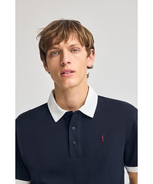 Das Poloshirt Dareh ist die perfekte Kombination aus Komfort und Eleganz. Sein Baumwollpiqué-Gewebe ist angenehm atmungsaktiv und geschmeidig, während kontrastierende Details an Kragen und Ärmeln das Design aufpeppen. Die ikonische Rigby Go Stickerei auf der Brust, die Seitenschlitze und das personalisierte Nahtband machen dieses Poloshirt zu einem einzigartigen und eleganten Kleidungsstück.