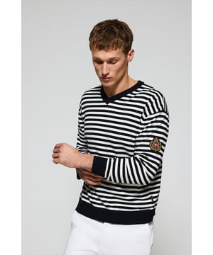 Entdecken Sie den zeitlosen Stil dieses Strickpullovers für Herren mit V- Kragen. Das gestreifte Matrosendesign aus leichter Baumwolle und Polyamid bietet Komfort und Charakter. Gerippte Details an Kragen, Ärmeln und Manschetten sorgen für einen raffinierten Touch, während der maritime Aufnäher am Ärmel und das Polo Club Etikett seinen einzigartigen Charakter unterstreichen.