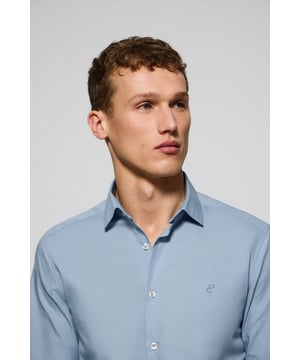 Langärmliges Herrenhemd aus Popeline, hergestellt aus Baumwolle. Die moderne Slim-Fit-Passform und der italienische Kragen garantieren einen tadellosen Look, zu dem unsere klassischen Chinohosen passen. Kontrastfarbene Paspeln am Kragen und Verzierungen an den Seitennähten veredeln den klassischen Stil mit einem raffinierten Touch. Das raffinierte Design präsentiert liebevolle Details wie Logoknöpfe, das horizontal genähte Knopfloch und ein sorgfältig gesticktes PC Monogramm auf der Brust.