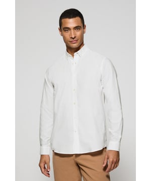 Unser Hemd aus Oxford-Baumwolle kombiniert einen klassischen Stil mit modernen Akzenten. Seine Regular Fit-Passform bietet Komfort und Vielseitigkeit. Der Button-Down-Kragen fügt einen legeren Touch hinzu, ohne dabei an Eleganz zu verlieren. Kontrastfarbene Paspeln am Kragen und Verzierungen an den Seitennähten veredeln den klassischen Stil mit einem raffinierten Touch. Die Logo-Knöpfe und das horizontal genähte Knopfloch sind das i-Tüpfelchen auf einem raffinierten und sorgfältigen Design. Das gestickte Polo Club-Logo in dezenter Kontrastfarbe strahlt Vornehmheit und zeitlose Eleganz aus.