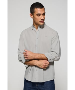 Dieses Herrenhemd aus Leinen-/Baumwollgemisch kombiniert eine reguläre Passform mit einzigartigen Details wie einem verdeckten Button-down-Kragen und einem Ärmelverstellsystem. Die Knöpfe mit Markenlogo, die Stickerei des Endknopflochs in Farbe des Logos sowie kontrastfarbene Paspeln an der Krageninnenseite betonen den exklusiven Charakter dieses Hemds. Individuelle Details wie die Stickereien auf der Manschette und der Knopfleiste sowie das Polo Club Logo auf der Brust verleihen diesem Klassiker einen modernen Touch.