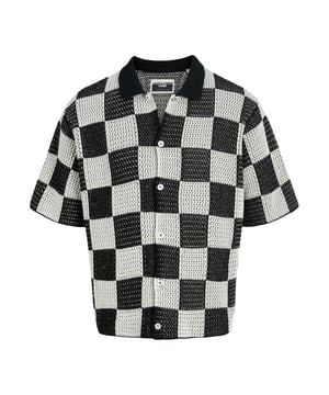 Dit geruite shirt van Jack & Jones verenigt een casual streetstyle met het comfort van een gebreide trui. De Loose Fit, de laag aangebrachte schouderpartij en het plat gebreide, rekbare materiaal zorgen voor maximale bewegingsvrijheid en een bijzonder aangenaam draaggevoel – ideaal voor ontspannen zomerdagen. Met een polokraag, korte mouwen en een doorlopende knoopsluiting kan het shirt veelzijdig worden gecombineerd – helemaal zonder borstzak voor een cleane look. Perfect voor iedereen die comfort, stijl en kwaliteit waardeert.