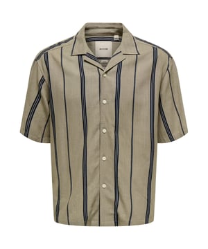 Das Kurzarmhemd von Only & Sons ist der perfekte Begleiter für den Sommer! Mit dem senkrechten Streifenmuster und dem Resort Kragen strahlt es modischen Charme aus und sorgt gleichzeitig für eine entspannte, stilvolle Ausstrahlung. Der lockere Schnitt und die durchgehende Knopfleiste bieten nicht nur Bewegungsfreiheit, sondern auch hohen Tragekomfort. Ohne Brusttasche bleibt das Design schön schlicht und modern. Das Hemd ist aus hochwertigen Materialien gefertigt und garantiert ein angenehmes Tragegefühl – ideal für warme Tage oder entspannte Ausflüge. Perfekt kombinierbar mit Jeans, Chinos oder Shorts!