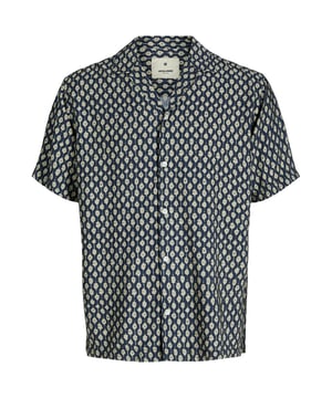 Dieses stilvolle Kurzarmhemd von Jack & Jones ist der perfekte Begleiter für entspannte Sommertage. Der Resort-Kragen und die durchgehende Knopfleiste verleihen ihm eine lässige Eleganz.  Gefertigt aus hochwertigem Twill-Gewebe bietet es hohen Tragekomfort und eine angenehme Haptik. Die lockere Passform sorgt für optimale Bewegungsfreiheit und ein luftiges Tragegefühl.  Das minimalistische Design ohne Brusttasche unterstreicht den modernen Strand-Style. Ein vielseitiges Must-have für alle, die Stil und Komfort schätzen.