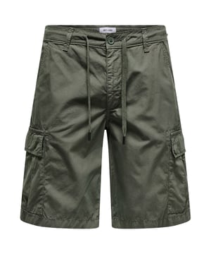 Die Cargoshorts von Only & Sons sind ein absolutes Must-have für den Sommer. Mit ihrem klassischen Regular Fit und der knielangen Passform vereinen sie lässigen Stil mit funktionalem Design. Zwei seitliche Eingrifftaschen, zwei Cargotaschen und zwei Gesäßtaschen bieten jede Menge Platz für alles Wichtige – ob beim Stadtbummel oder Outdoor-Abenteuer. Der Verschluss aus Knopf und Reißverschluss wird durch einen praktischen Kordelzug in der Taille ergänzt, während die Gürtelschlaufen für zusätzliche Flexibilität sorgen. Gefertigt aus hochwertigen Materialien, bieten diese Shorts ein angenehmes Tragegefühl und hohe Langlebigkeit. Für Männer, die Komfort und Stil schätzen.