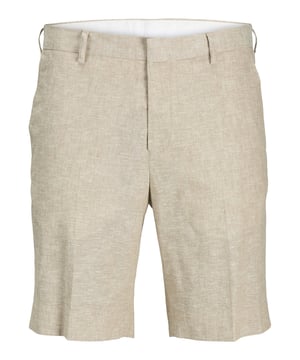Diese Herren-Chino-Shorts im Slim Fit vereinen Eleganz und Komfort für jeden Anlass. Der klassische Reißverschluss mit Knopf sorgt für einen sicheren Sitz, während die Gürtelschlaufen individuelle Anpassungen ermöglichen. Praktische seitliche Eingrifftaschen und stilvolle Paspeltaschen am Gesäß bieten sowohl Funktionalität als auch einen raffinierten Look. Gefertigt aus hochwertigem Mischgewebe, sind die Shorts angenehm zu tragen und langlebig. Die dezente Bügelfalte verleiht ihnen einen edlen, gepflegten Look, der sowohl im Büro als auch in der Freizeit überzeugt. Ideal für Männer, die Wert auf Stil und Komfort legen.