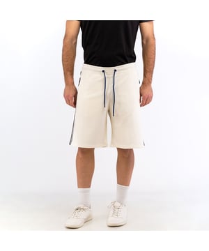 Komfort und Dynamik vereinen sich in den Herren-Bermudashorts von BIKKEMBERGS. Sie eignen sich ideal für einen lässigen, aber dennoch eleganten Look und zeichnen sich durch ihr modernes Design und Details aus, die an die sportliche Haltung der Marke erinnern.