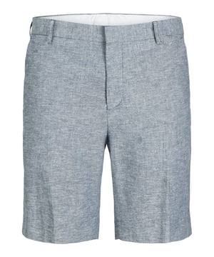 Diese Herren-Chino-Shorts im Slim Fit vereinen Eleganz und Komfort für jeden Anlass. Der klassische Reißverschluss mit Knopf sorgt für einen sicheren Sitz, während die Gürtelschlaufen individuelle Anpassungen ermöglichen. Praktische seitliche Eingrifftaschen und stilvolle Paspeltaschen am Gesäß bieten sowohl Funktionalität als auch einen raffinierten Look. Gefertigt aus hochwertigem Mischgewebe, sind die Shorts angenehm zu tragen und langlebig. Die dezente Bügelfalte verleiht ihnen einen edlen, gepflegten Look, der sowohl im Büro als auch in der Freizeit überzeugt. Ideal für Männer, die Wert auf Stil und Komfort legen.