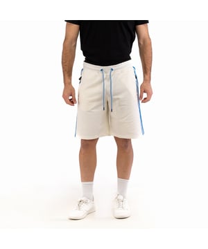 Komfort und Dynamik vereinen sich in den Herren-Bermudashorts von BIKKEMBERGS. Sie eignen sich ideal für einen lässigen, aber dennoch eleganten Look und zeichnen sich durch ihr modernes Design und Details aus, die an die sportliche Haltung der Marke erinnern.