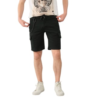 Ontdek ultiem comfort en functionaliteit met deze heren shorts. Deze knielange shorts in Regular Fit bieden twee zijzakken, twee cargozakken en twee achterzakken, die voldoende opbergruimte bieden voor al uw essentials. Een knoop met ritssluiting zorgt voor een veilige sluiting en eenvoudig gebruik. De elastische tailleband met koord biedt een individuele pasvorm en optimale ondersteuning. Lussen voor de riem bieden extra stylingsopties en ronden het doordachte ontwerp af. Gemaakt van hoogwaardige materialen, garanderen deze shorts een hoog draagcomfort en duurzaamheid. Perfect voor buitenactiviteiten, vrije tijd of casual zomerdagen. Combineer ze moeiteloos met T-shirts, polo's of overhemden. Een must-have voor elke heren garderobe. Geniet van stijlvol design en praktische veelzijdigheid in één kledingstuk.
