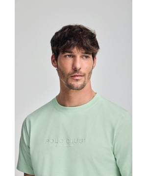 Entdecken Sie die perfekte Kombination aus Schlichtheit und Stil mit unserem klassischen T-Shirt für Herren. Es ist aus weicher Baumwolle gefertigt und bietet den Komfort, den Sie sich von einem Essential wünschen. Der gerippte Rundhalsausschnitt sorgt für eine bequeme Passform. Das mit Logo versehene Nahtband der Krageninnenseite unterstreicht das Finish. Der Polo Club Gummidruck auf der Brust vervollständigt das Design.