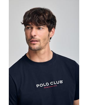 Entdecken Sie die perfekte Kombination aus Schlichtheit und Stil mit unserem klassischen T-Shirt für Herren. Es ist aus weicher Baumwolle gefertigt und bietet den Komfort, den Sie sich von einem Essential wünschen. Der gerippte Rundhalsausschnitt sorgt für eine bequeme Passform. Das mit Logo versehene Nahtband der Krageninnenseite unterstreicht das Finish. Der Polo Club Gummidruck auf der Brust vervollständigt das Design.