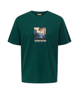 Das Only & Sons T-Shirt für Herren vereint Komfort und Stil auf perfekte Weise. Mit seinem einfarbigen Design und dem locker geschnittenen Schnitt bietet es dir die Freiheit, dich den ganzen Tag über wohlzufühlen. Der Rundhalsausschnitt sorgt für eine klassische Passform, während der Print auf der Vorderseite dem Shirt einen modernen und trendigen Look verleiht. Ohne Backprint bleibt das Shirt zurückhaltend und vielseitig kombinierbar. Die kurzen Ärmel machen es zum idealen Begleiter für den Frühling und Sommer. Hergestellt aus hochwertigen Materialien, garantiert dieses T-Shirt sowohl Langlebigkeit als auch maximalen Tragekomfort.