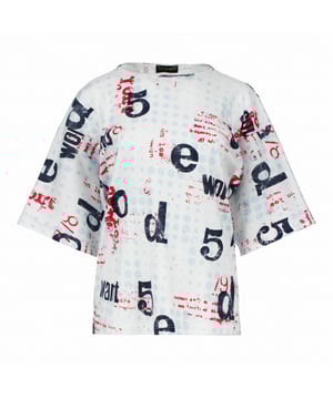 Mejora tu guardarropa informal con esta elegante camiseta de gran tamaño, confeccionada con tejido ripstop 100 % algodón para una sensación transpirable y duradera. Diseñado con un moderno estampado integral con tipografía atrevida, este top cuenta con un ajuste relajado y cuadrado y mangas hasta los codos para darle un toque moderno. La silueta holgada brinda máxima comodidad y versatilidad, lo que la hace perfecta para combinar con jeans o leggings. Con una longitud de 65 cm en la talla S, esta camiseta es una excelente opción para un estilo cotidiano sin esfuerzo.