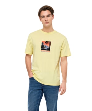 Das Only & Sons T-Shirt für Herren vereint Komfort und Stil auf perfekte Weise. Mit seinem einfarbigen Design und dem locker geschnittenen Schnitt bietet es dir die Freiheit, dich den ganzen Tag über wohlzufühlen. Der Rundhalsausschnitt sorgt für eine klassische Passform, während der Print auf der Vorderseite dem Shirt einen modernen und trendigen Look verleiht. Ohne Backprint bleibt das Shirt zurückhaltend und vielseitig kombinierbar. Die kurzen Ärmel machen es zum idealen Begleiter für den Frühling und Sommer. Hergestellt aus hochwertigen Materialien, garantiert dieses T-Shirt sowohl Langlebigkeit als auch maximalen Tragekomfort.