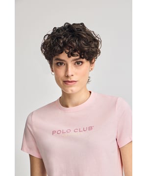 Entdecken Sie die perfekte Kombination aus Stil und Komfort mit unserem kurzärmligen Basic-T-Shirt für Damen. Seine gerade Passform garantiert einen schmeichelhaften Sitz, während der weiche Baumwollstoff für ein besonders angenehmes Tragegefühl sorgt. Der gerippte Rundhalsausschnitt und das Logo-Nahtband in Marineblau verleihen ihm einen besonderen Touch. Abgerundet wird das Design mit einem gummierten Polo Club-Aufdruck auf der Brust. Ideal für alle, die ein vielseitiges Kleidungsstück mit einem raffinierten Touch suchen.
