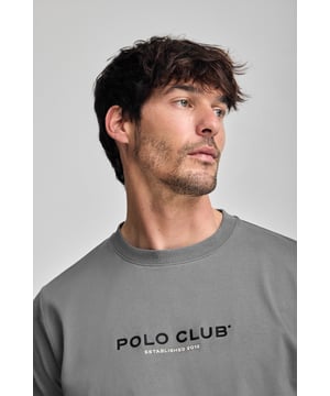 Entdecken Sie die perfekte Kombination aus Schlichtheit und Stil mit unserem klassischen T-Shirt für Herren. Es ist aus weicher Baumwolle gefertigt und bietet den Komfort, den Sie sich von einem Essential wünschen. Der gerippte Rundhalsausschnitt sorgt für eine bequeme Passform. Das mit Logo versehene Nahtband der Krageninnenseite unterstreicht das Finish. Der Polo Club Gummidruck auf der Brust vervollständigt das Design.