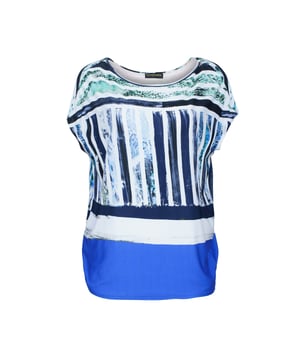 Eleva tu estilo cotidiano con este top de punto estampado con forma de huevo, diseñado para brindar comodidad y elegancia sin esfuerzo. Confeccionado con un tejido de punto de viscosa y elastano de primera calidad, este top ofrece una sensación lujosamente suave y transpirable con un ligero estiramiento para una caída favorecedora. El ajuste holgado y relajado combinado con la forma de huevo drapeado crea una silueta elegante que complementa todo tipo de cuerpo. Con un estampado moderno en intensos tonos azules, esta pieza versátil es perfecta para días informales o noches elegantes. El amplio escote redondo y las mangas cortas añaden un aire relajado y elegante, lo que hace que sea fácil de combinar con jeans, pantalones o faldas para lograr un look refinado pero cómodo.
