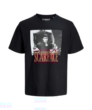 Dieses T-Shirt von Jack & Jones ist nicht nur ein Basic, sondern ein echtes Ausrufezeichen. Mit seinem lässigen Relaxed Fit, dem weichen Gummidruck und dem markanten Mottoprint setzt du ein stilvolles Statement, ohne auf Komfort zu verzichten. Der Rundhalsausschnitt und die kurzen Ärmel sorgen für klassischen Look, während die hochwertigen Materialien ein angenehmes Tragegefühl garantieren – perfekt für entspannte Tage mit Haltung.