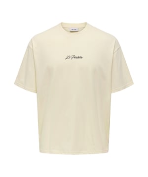 Das Only & Sons T-Shirt für Herren setzt auf einen coolen, minimalistischen Look, der sowohl stilvoll als auch bequem ist. Mit seinem einfarbigen Design und dem Rundhalsausschnitt bietet es eine klassische, aber lässige Passform. Der Print auf der Front bringt einen modernen Akzent ins Spiel, während das Fehlen eines Backprints das Shirt zurückhaltend und vielseitig macht. Der Oversized Fit sorgt für einen lockeren, entspannten Look, der sich perfekt für jeden Tag eignet. Die kurzen Ärmel und das hochwertige Material machen es zum idealen Begleiter für warme Tage. Aus hochwertigen Materialien gefertigt, bietet das T-Shirt außergewöhnlichen Tragekomfort, der den ganzen Tag anhält.