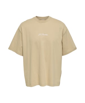 Das Only & Sons T-Shirt für Herren setzt auf einen coolen, minimalistischen Look, der sowohl stilvoll als auch bequem ist. Mit seinem einfarbigen Design und dem Rundhalsausschnitt bietet es eine klassische, aber lässige Passform. Der Print auf der Front bringt einen modernen Akzent ins Spiel, während das Fehlen eines Backprints das Shirt zurückhaltend und vielseitig macht. Der Oversized Fit sorgt für einen lockeren, entspannten Look, der sich perfekt für jeden Tag eignet. Die kurzen Ärmel und das hochwertige Material machen es zum idealen Begleiter für warme Tage. Aus hochwertigen Materialien gefertigt, bietet das T-Shirt außergewöhnlichen Tragekomfort, der den ganzen Tag anhält.