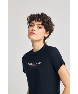 Entdecken Sie die perfekte Kombination aus Stil und Komfort mit unserem kurzärmligen Basic-T-Shirt für Damen. Seine gerade Passform garantiert einen schmeichelhaften Sitz, während der weiche Baumwollstoff für ein besonders angenehmes Tragegefühl sorgt. Der gerippte Rundhalsausschnitt und das Logo-Nahtband in Marineblau verleihen ihm einen besonderen Touch. Abgerundet wird das Design mit einem gummierten Polo Club-Aufdruck auf der Brust. Ideal für alle, die ein vielseitiges Kleidungsstück mit einem raffinierten Touch suchen.