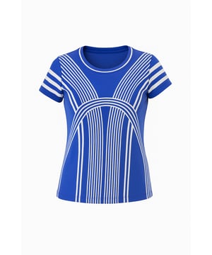 Haz una declaración audaz con este llamativo top de punto azul real, confeccionado con una mezcla suave y elástica de poliéster y elastano para comodidad durante todo el día y un ajuste favorecedor. Con un moderno patrón de líneas geométricas blancas que realza la silueta, este top de manga corta añade un toque contemporáneo a cualquier conjunto. Perfecto para combinar con pantalones o faldas, es una elección sencilla tanto para looks informales como elegantes e informales.